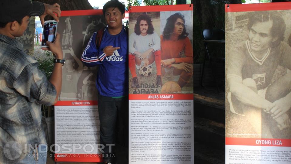 Beberapa pengunjung berfoto di dekat banner informasi mengenai sejarah Persija